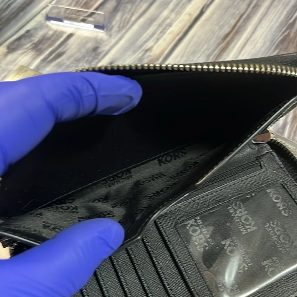 MICHAEL KORS WRISTLET ZIPPY WALLET. - Picture 15 of 16